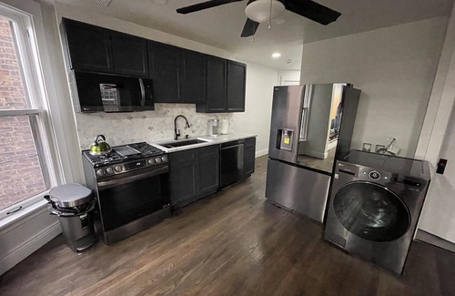 Chicago Condo | Relaxing Chicago Vibe - Minutes away from major attractions