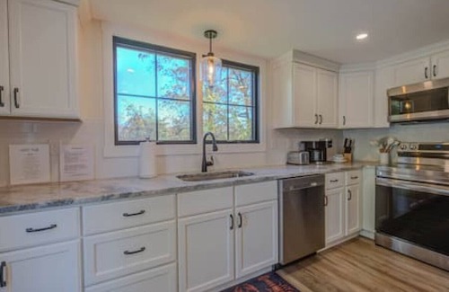 Wells Cabin | Relaxing Coastal Escape Near Beaches with Hot Tub