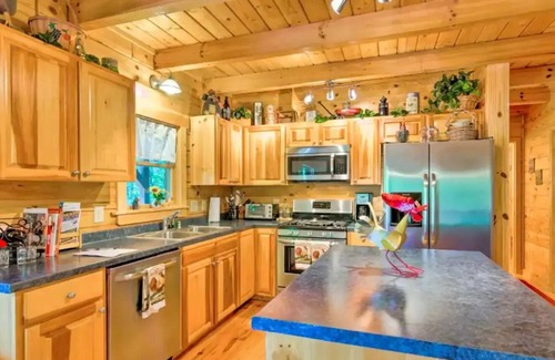 The Peaks at Lake Lure Cabin | Relaxing Cozy 2 Bedroom Cabin in Lake Lure