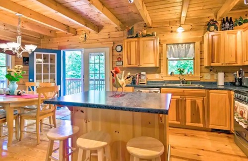 The Peaks at Lake Lure Cabin | Relaxing Cozy 2 Bedroom Cabin in Lake Lure