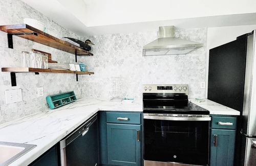 Huron Apartment | Relaxing Cozy Getaway! Only 300 Feet To The Beach!
