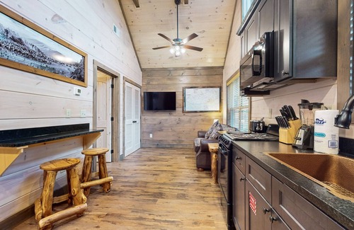 Rocky Grove Cabin | Relaxing dog friendly studio w/free attraction tickets, fire pit, grill, Wi-Fi