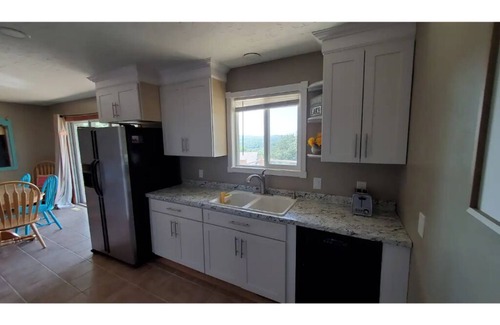 Bull Shoals House | Relaxing Family-Friendly Cabin with Sprawling Deck & Fun-filled Game Room