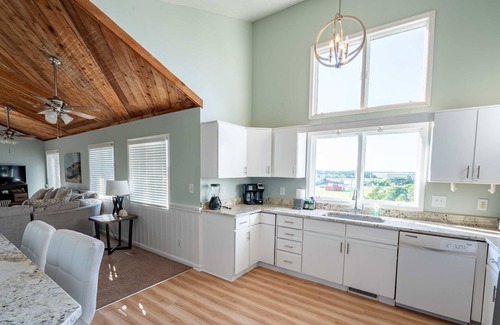 Emerald Isle House | Relaxing Family Retreat · Poolside Duplex Near the Beach