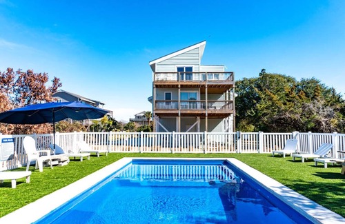 Emerald Isle House | Relaxing Family Retreat · Poolside Duplex Near the Beach