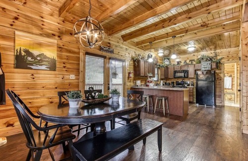 Sevierville Cabin | Relaxing family retreat | Hot tub, 2BR+Loft