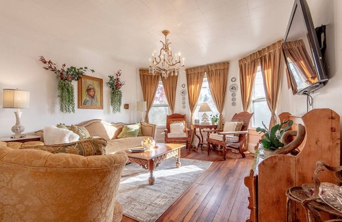 Burnsville House | Relaxing Farmhouse, pet friendly, walk to town