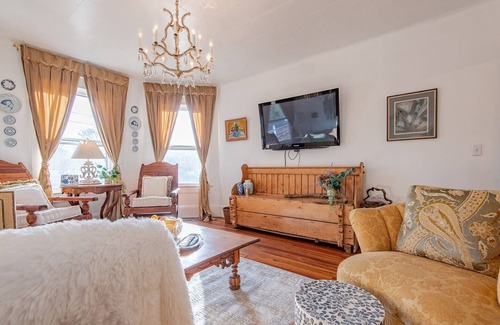 Burnsville House | Relaxing Farmhouse, pet friendly, walk to town