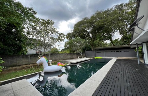 Pudu House | Relaxing Forest PoolVilla PJ