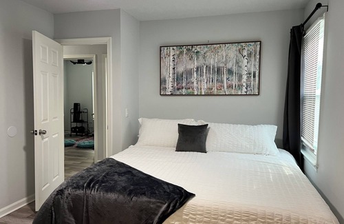 Greensboro House | Relaxing Greensboro Stay With King Bed