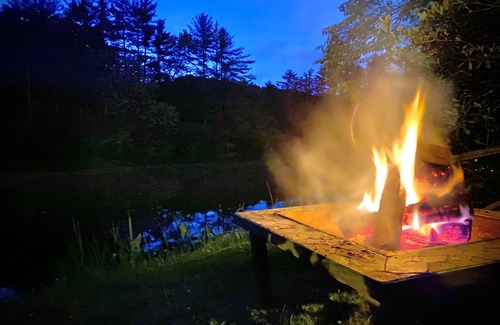 Mirror Lake House | Relaxing Home directly on Mirror Lake: 2 Minutes from Main Street