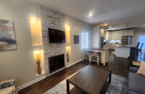 Skyway House | Relaxing Home away from home, 7 BRs/8 Beds/Sleeps14