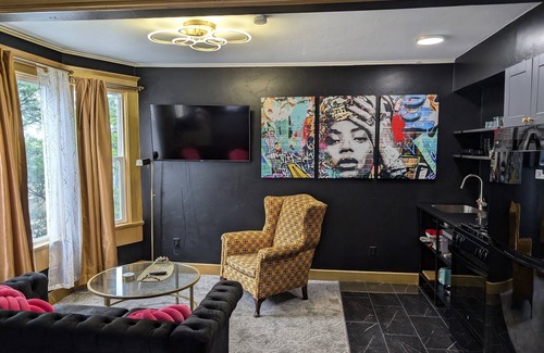 Sturgeon Bay Hotel | Relaxing king bed suite! Beyoncé decor.