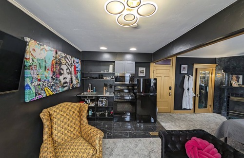 Sturgeon Bay Hotel | Relaxing king bed suite! Beyoncé decor.