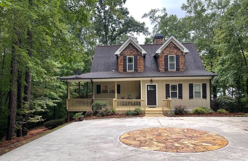 Milledgeville Cabin | Relaxing Lake Front House/Hot Tub