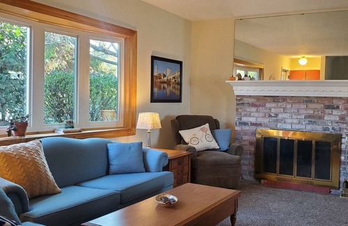 Eastlake House | Relaxing Lake House Getaway