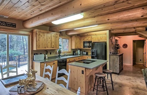 Lakehead House | Relaxing Lake Retreat Pool Hot Tub Fire Pit Game Room