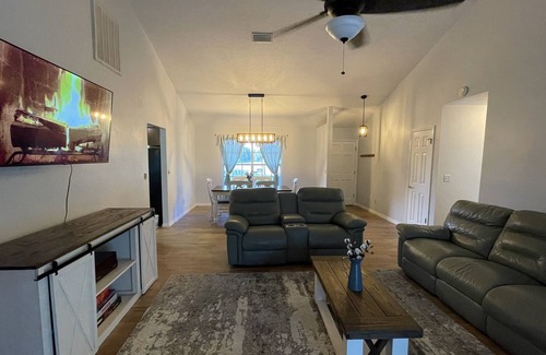 Clermont House | Relaxing Lakefront Home on Quiet Lake Glona
