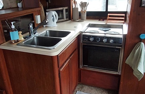 Seattle Boat Rental | Relaxing Live-Aboard Boat Moored in Seattle's Famous Lake Union
