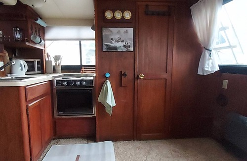 Seattle Boat Rental | Relaxing Live-Aboard Boat Moored in Seattle's Famous Lake Union