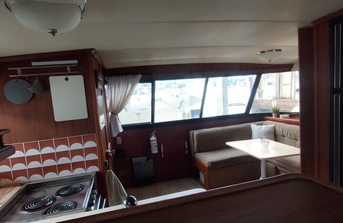 Seattle Boat Rental | Relaxing Live-Aboard Boat Moored in Seattle's Famous Lake Union