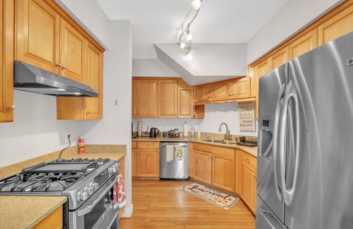 Hampton House | Relaxing Luxurious Waterfront 2 Bedroom Townhouse by RedAwning