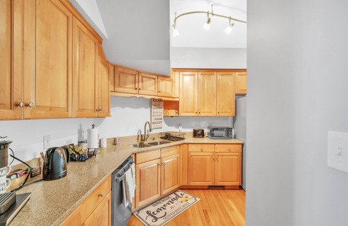 Hampton House | Relaxing Luxurious Waterfront 2 Bedroom Townhouse by RedAwning