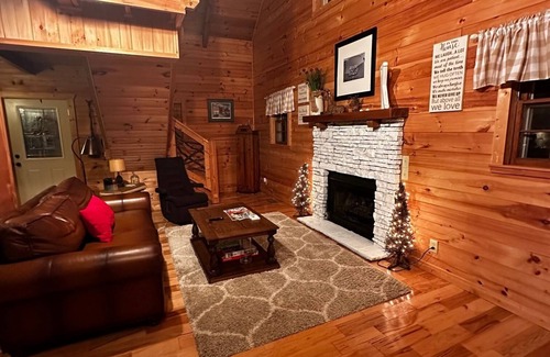 Helen Cabin | Relaxing Mountain View Cabin in Cleveland, GA