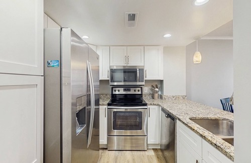 McCutcheon Field Condo | Relaxing oceanfront condo with pool, gym, kitchen, and WiFi
