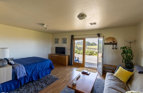 Fort Bragg Apartment | Relaxing Ocean Hideaway - Full Studio with Beach Access!