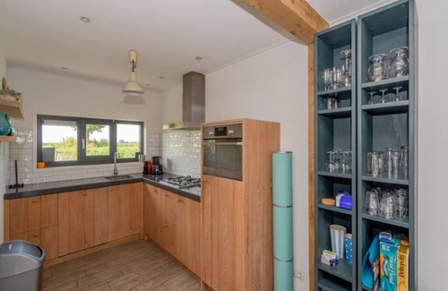 De Heen House | Relaxing on the terrace, unwinding in the sauna, or having drinks by the gas hearth; this water vill