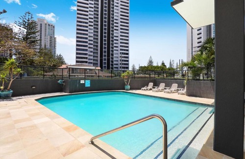 Broadbeach Apartment | Relaxing One Bedroom in the heart of Broadbeach - CAFE onsite - FREE Parking-Pool-Tennis-Sauna