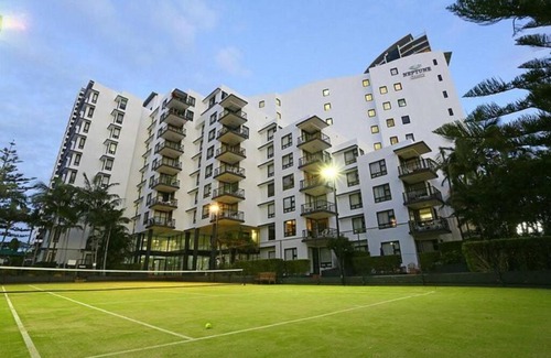 Broadbeach Apartment | Relaxing One Bedroom in the heart of Broadbeach - CAFE onsite - FREE Parking-Pool-Tennis-Sauna