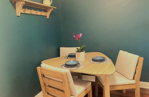 Broadbeach Apartment | Relaxing One Bedroom in the heart of Broadbeach - CAFE onsite - FREE Parking-Pool-Tennis-Sauna