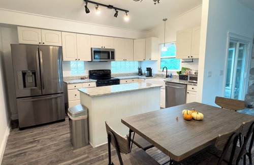 Memphis House | Relaxing Palmetto Oasis: Cozy 3 bed 2 bath with Pool, Patio & near Boat Launches