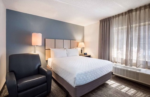 Libertyville House | Relaxing Pet-Friendly Hotel Suite with Kitchen! Independence Grove Dog Park nearby!
