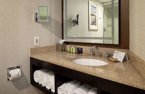 South Portland Hotel | Relaxing Portland Stay Close to Downtown | Ideal For Romantic Couple Getaway
