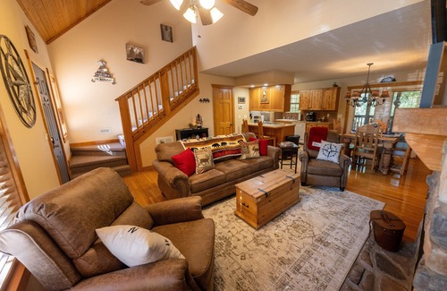Reeds Spring Cabin | Relaxing, quiet cabin with jacuzzi, arcade and golf