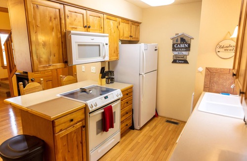 Reeds Spring Cabin | Relaxing, quiet cabin with jacuzzi, arcade and golf