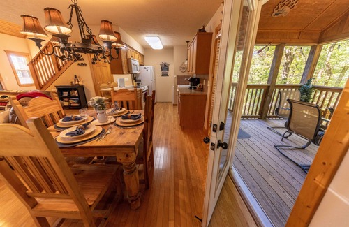 Reeds Spring Cabin | Relaxing, quiet cabin with jacuzzi, arcade and golf