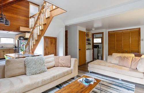 Stowe Area Ski Chalet | Relaxing Retreat: 7 mins to both Mountain and Village: Ski, Bike, Hike & Unwind