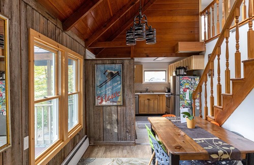 Stowe Area Ski Chalet | Relaxing Retreat: 7 mins to both Mountain and Village: Ski, Bike, Hike & Unwind