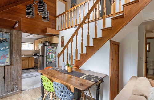 Stowe Area Ski Chalet | Relaxing Retreat: 7 mins to both Mountain and Village: Ski, Bike, Hike & Unwind