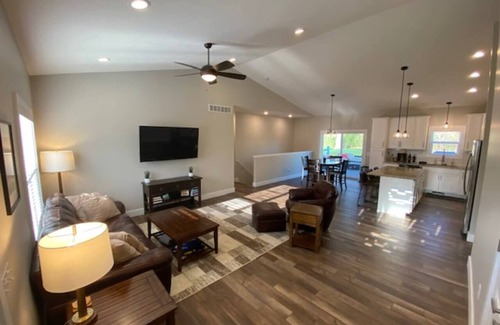 South Bend House | Relaxing Retreat-Quiet 5 Star Property