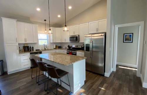 South Bend House | Relaxing Retreat-Quiet 5 Star Property