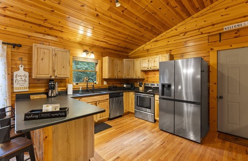 Logan Cabin | Relaxing Retreat with Hot-Tub, Game Rm, Fire-Pit, Fishing Pond, 17 Private Acres