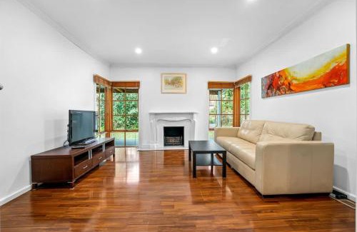 Ringwood House | Relaxing Ringwood Getaway near Mullum Mullum Trail