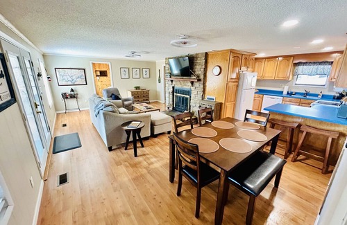 Arley House | Relaxing Rock Creek Cottage on Smith Lake