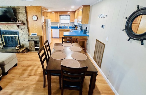 Arley House | Relaxing Rock Creek Cottage on Smith Lake