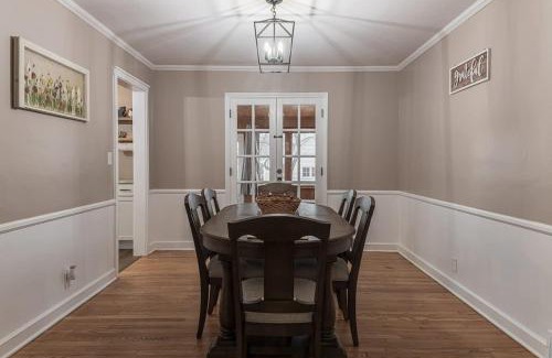 Rockford House | Relaxing Rockford Stay 3 br 1 bath in the heart of Northern Illinois Family Friendly